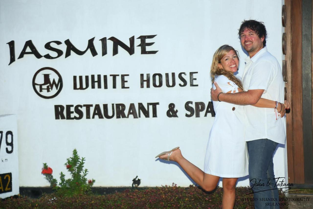 Jasmine White House Restaurant & Spa 迪克韦勒 外观 照片